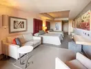 Nowoczesny pokój z łóżkami w Lopesan Baobab Resort