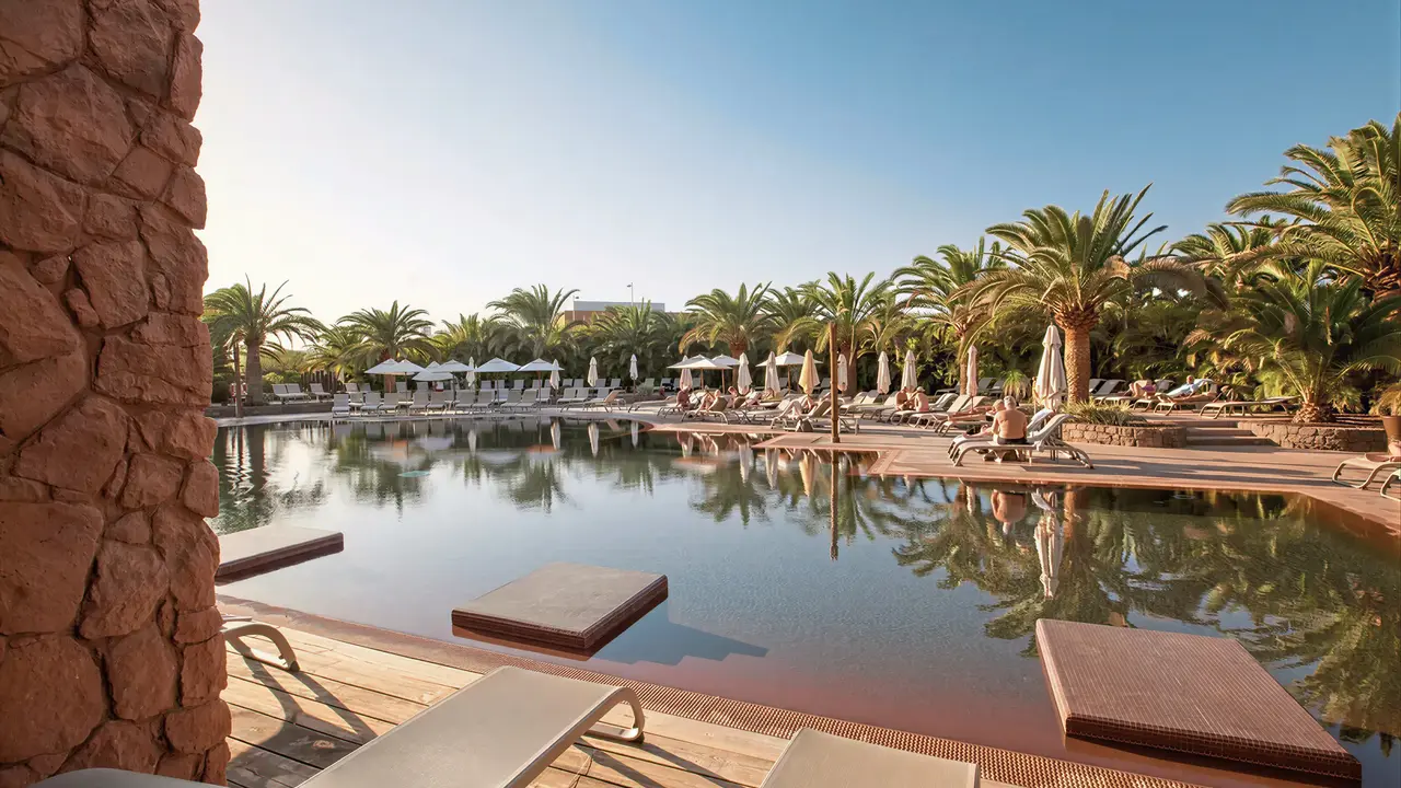 Basen z leżakami w Lopesan Baobab Resort