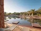 Basen z leżakami w Lopesan Baobab Resort
