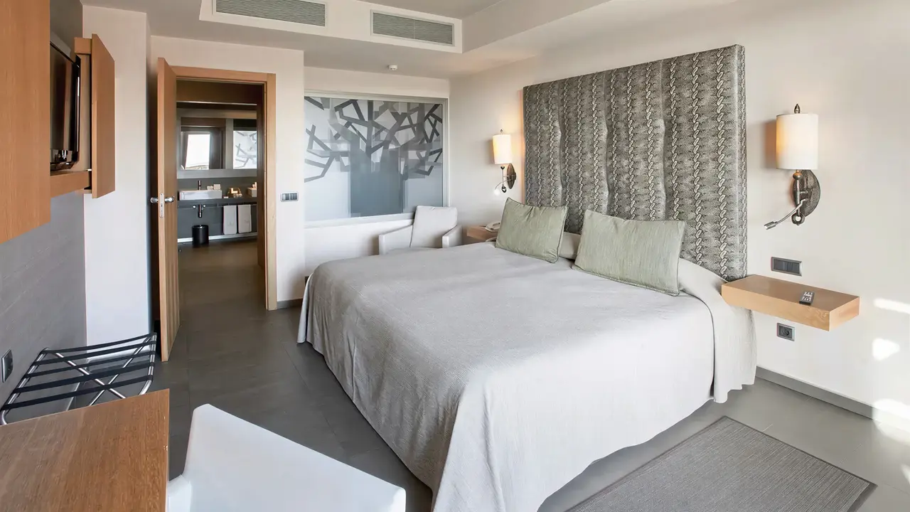 Nowoczesny pokój z łóżkiem w Lopesan Baobab Resort