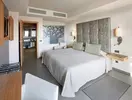 Nowoczesny pokój z łóżkiem w Lopesan Baobab Resort