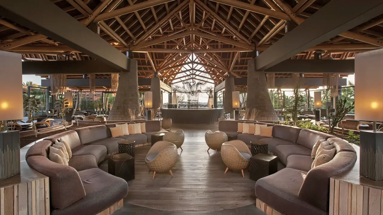 Elegancki hol w Lopesan Baobab Resort z wygodnymi sofami