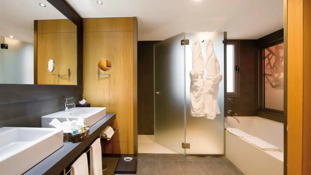 Nowoczesna łazienka w Lopesan Baobab Resort z wanną