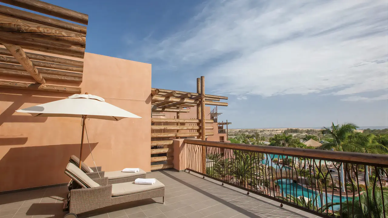 Prywatny taras z leżakami w Lopesan Baobab Resort
