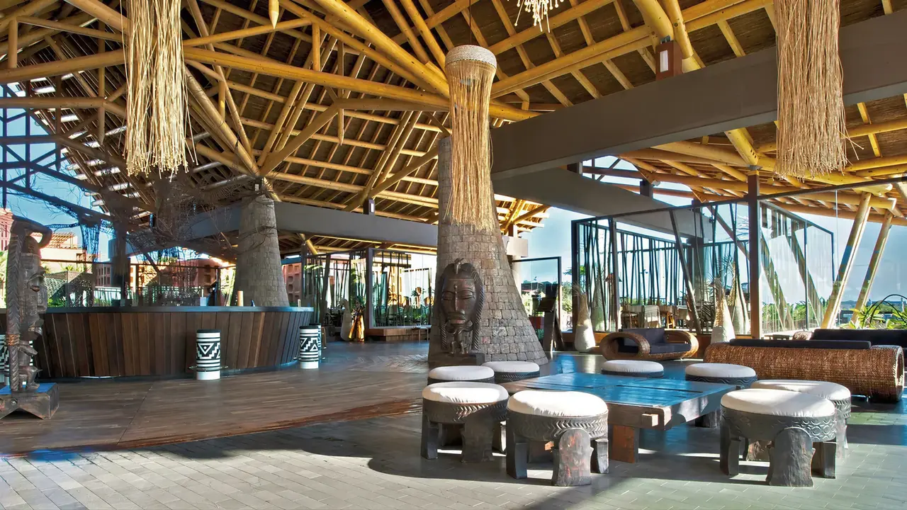 Bar z egzotycznym wystrojem w Lopesan Baobab Resort