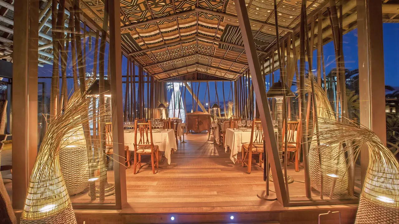 Elegancka restauracja w Lopesan Baobab Resort z drewnianym wykończeniem