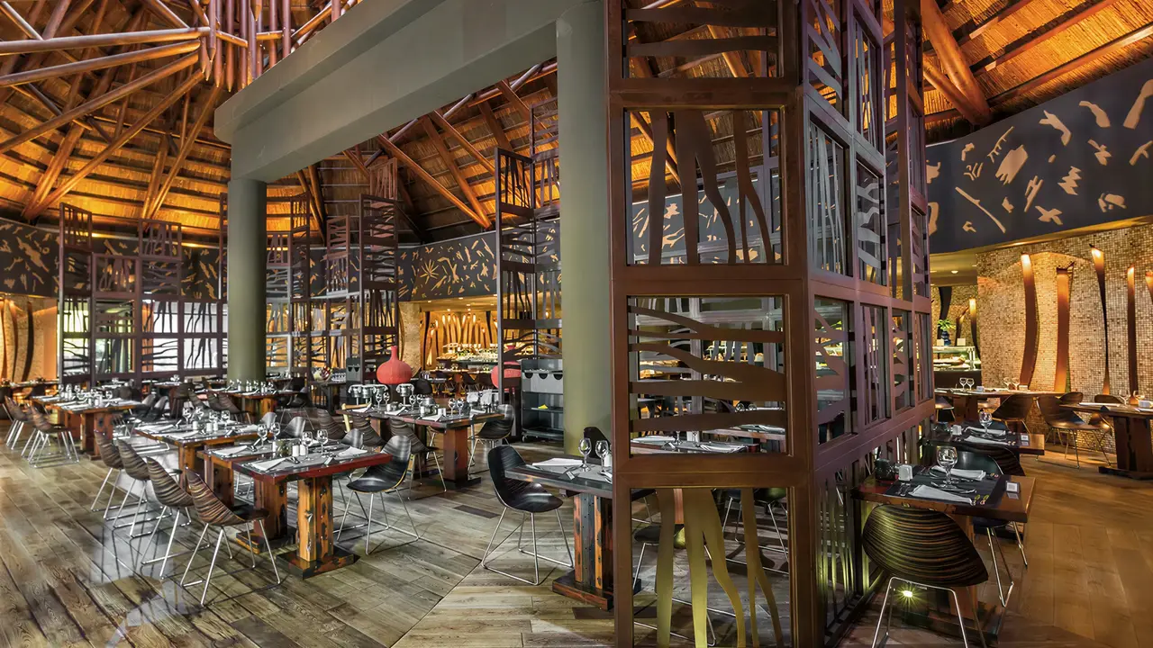 Restauracja w hotelu Lopesan Baobab Resort z drewnianym sufitem