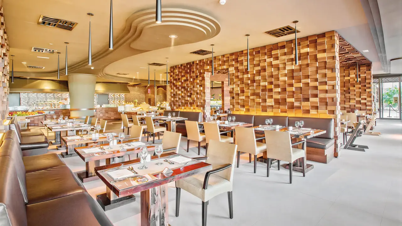 Elegancka restauracja w Lopesan Baobab Resort z drewnianymi ścianami