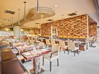 Elegancka restauracja w Lopesan Baobab Resort z drewnianymi ścianami