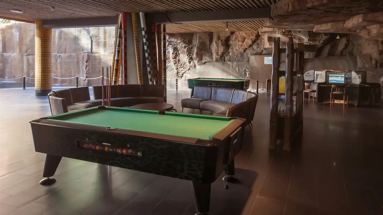 Sala gier z bilardem w Lopesan Baobab Resort