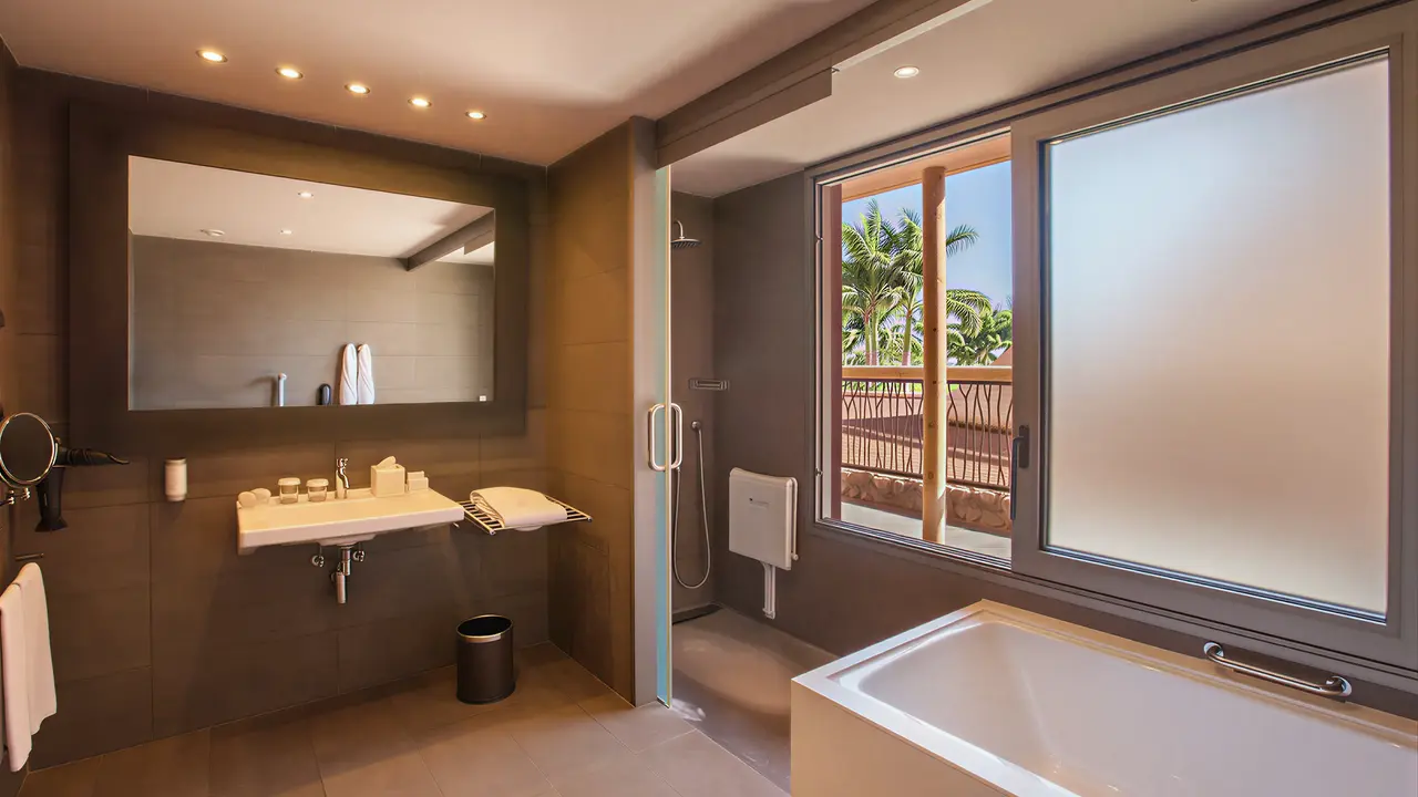 Nowoczesna łazienka w Lopesan Baobab Resort z wanną