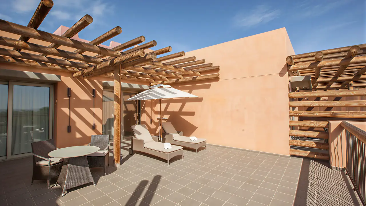 Prywatny taras z leżakami w Lopesan Baobab Resort