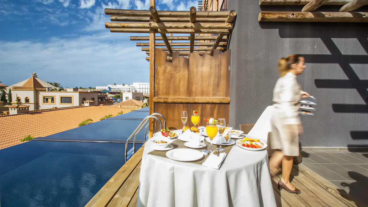Stolik z jedzeniem w Lopesan Baobab Resort