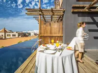 Stolik z jedzeniem w Lopesan Baobab Resort