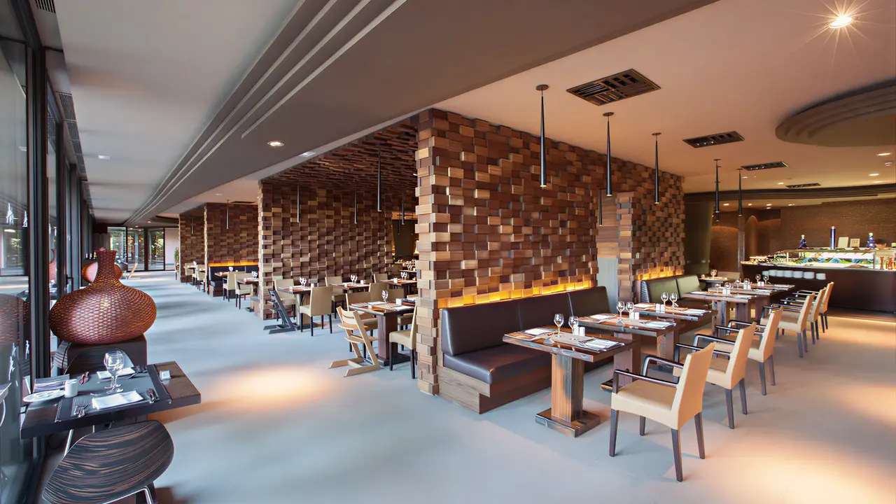 Elegancka restauracja w Lopesan Baobab Resort z drewnianymi ścianami