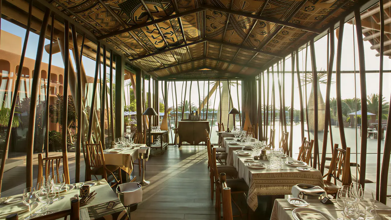 Elegancka restauracja w Lopesan Baobab Resort z nakrytymi stołami