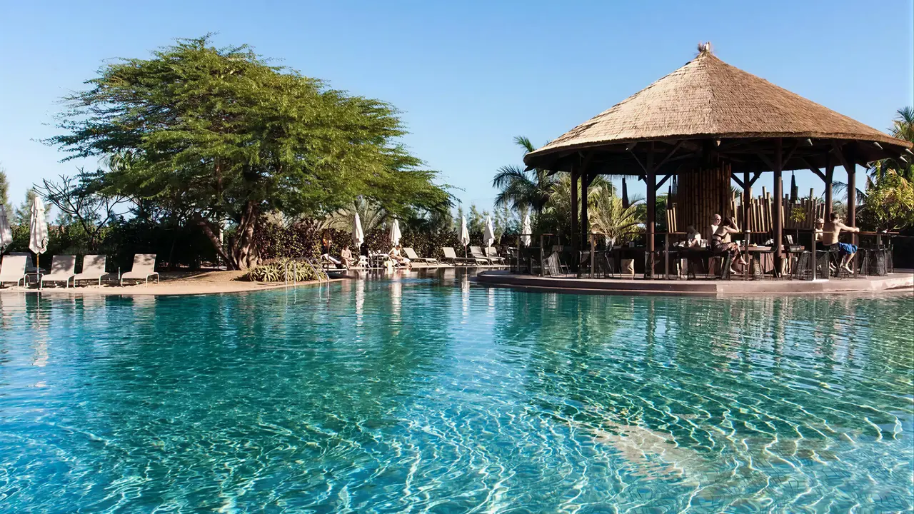Bar przy basenie w Lopesan Baobab Resort