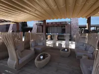 Strefa relaksu z wygodnymi meblami w Lopesan Baobab Resort