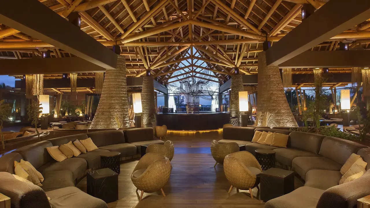 Wnętrze wspólnej strefy wypoczynku w Lopesan Baobab Resort