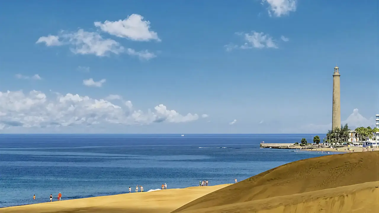 Plaża z piaskiem i morzem w Lopesan Baobab Resort