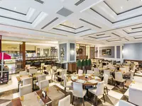 Elegancka restauracja w Lord's Palace z nakrytymi stołami