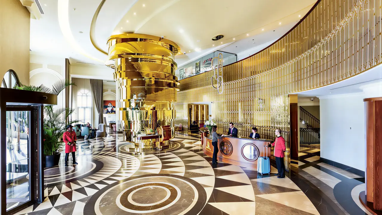 Eleganckie lobby z recepcją w Lord's Palace