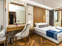 Nowoczesny pokój z łóżkiem w Lucas Didim Resort