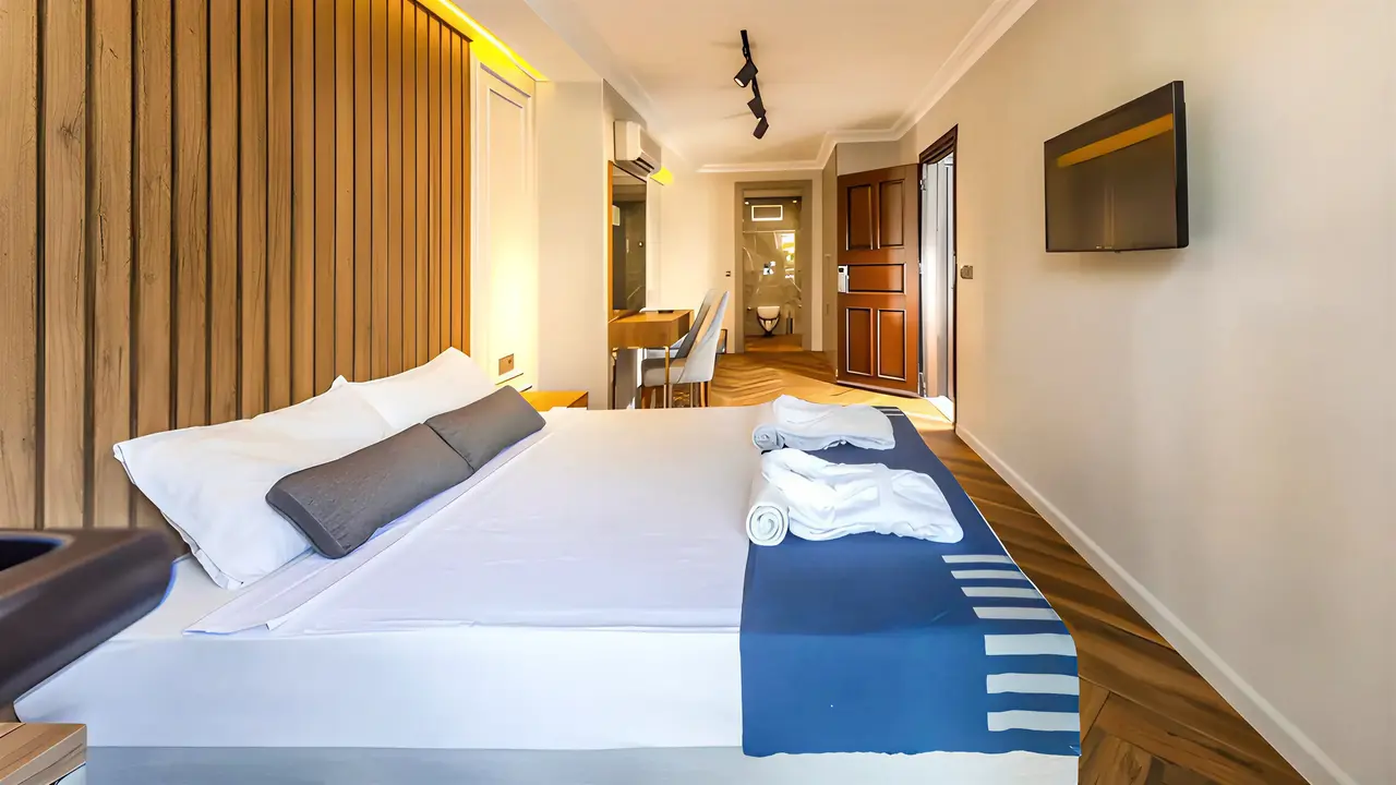Nowoczesny pokój z łóżkiem w Lucas Didim Resort