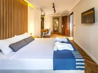 Nowoczesny pokój z łóżkiem w Lucas Didim Resort