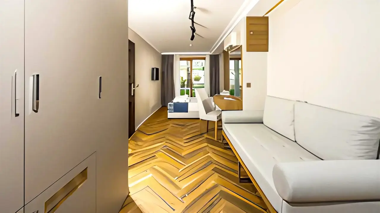 Nowoczesny pokój z sofą w Lucas Didim Resort