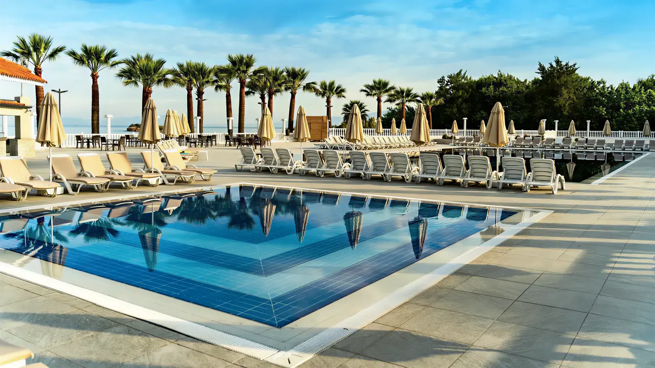 Basen i leżaki w hotelu Lucas Didim Resort