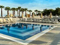 Basen i leżaki w hotelu Lucas Didim Resort