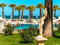 Basen z leżakami w hotelu Lucas Didim Resort