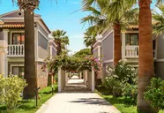Budynki i ścieżka w Lucas Didim Resort