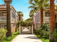 Budynki i ścieżka w Lucas Didim Resort