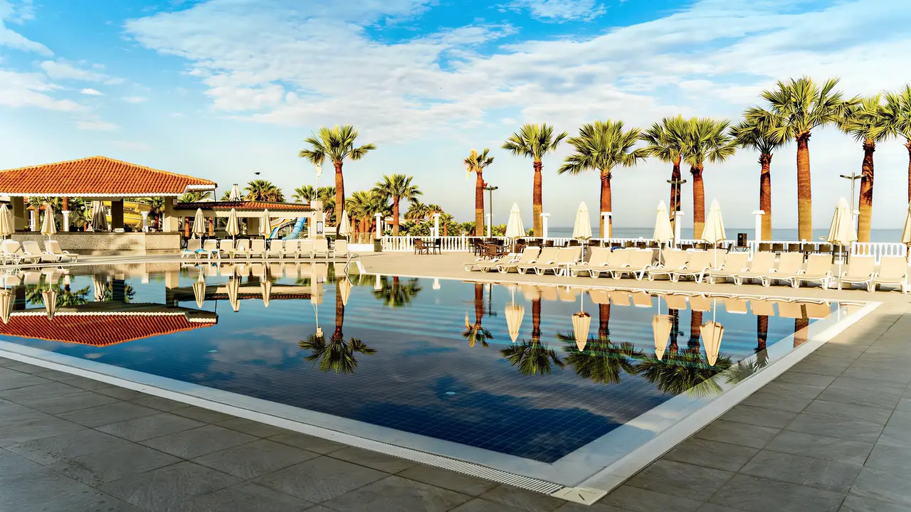 Basen z leżakami w Lucas Didim Resort