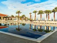 Basen z leżakami w Lucas Didim Resort