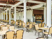 Restauracja w Lucas Didim Resort z licznymi stolikami