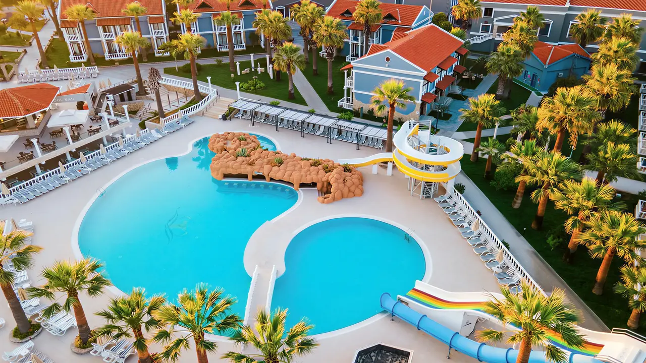 Widok na kompleks basenów w Lucas Didim Resort