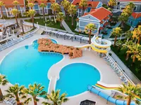Widok na kompleks basenów w Lucas Didim Resort