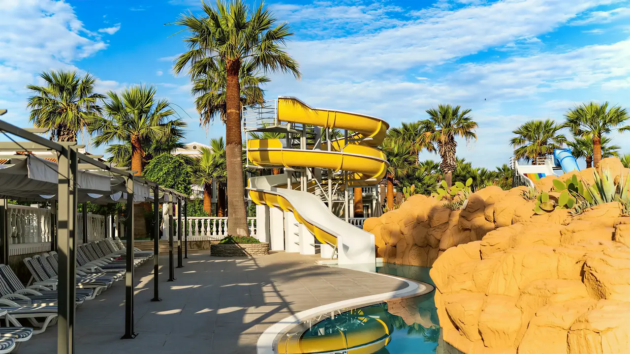 Żółte zjeżdżalnie wodne w Lucas Didim Resort