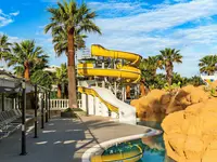 Żółte zjeżdżalnie wodne w Lucas Didim Resort