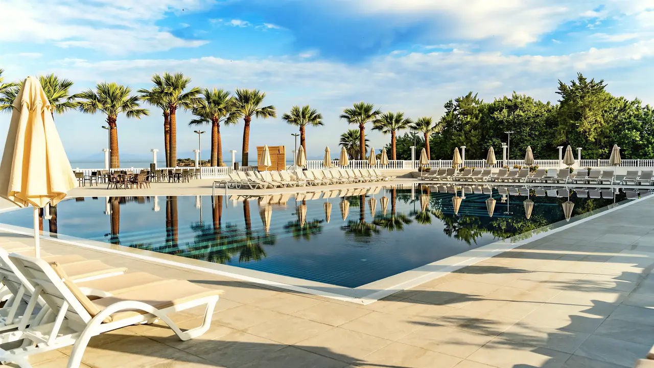 Basen i leżaki w hotelu Lucas Didim Resort