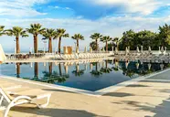 Basen i leżaki w hotelu Lucas Didim Resort