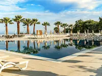 Basen i leżaki w hotelu Lucas Didim Resort