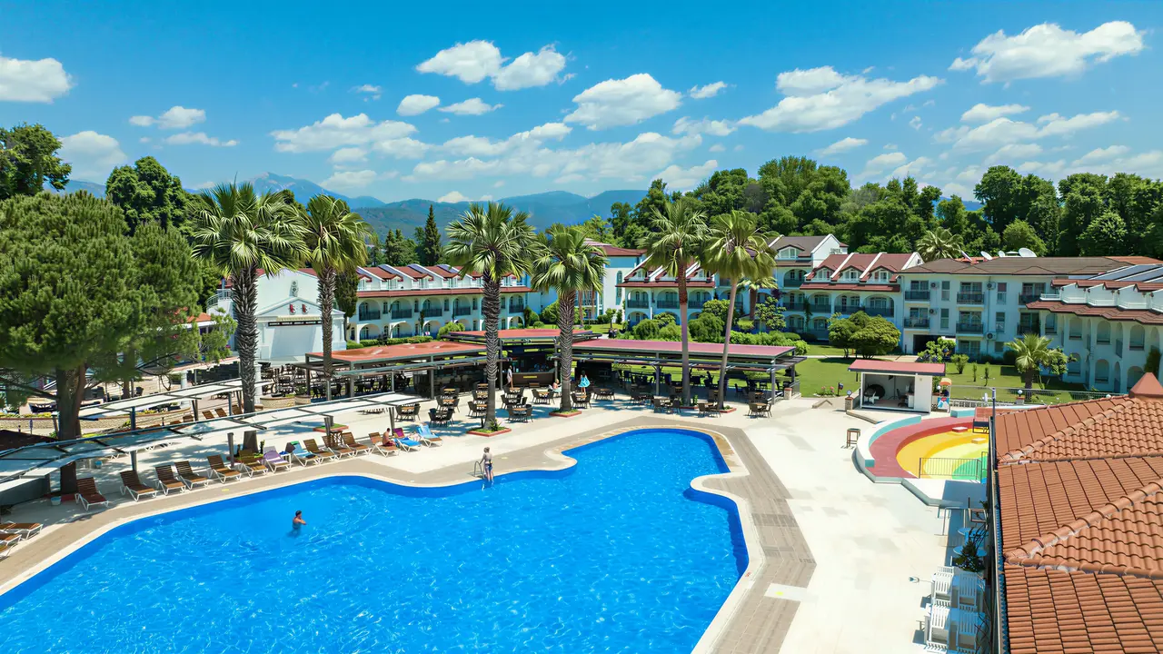 Widok na kompleks i basen w Lykia Botanika Beach