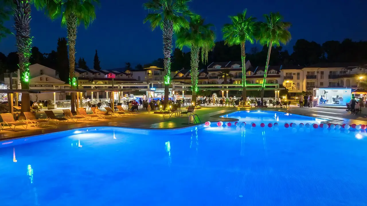 Oświetlony basen w hotelu Lykia Botanika Beach nocą