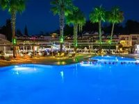 Oświetlony basen w hotelu Lykia Botanika Beach nocą