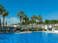 Basen z leżakami w hotelu Lykia Botanika Beach