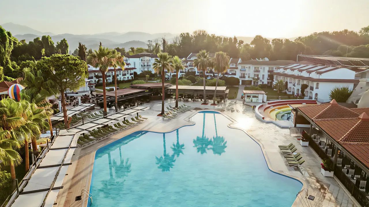 Widok na kompleks Lykia Botanika Beach z basenem